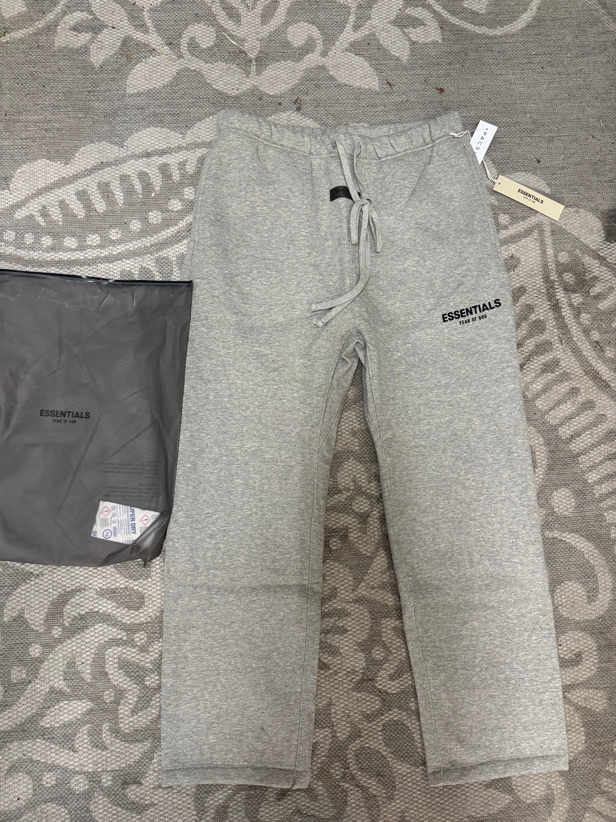 UNCUFFED Ess Sweats