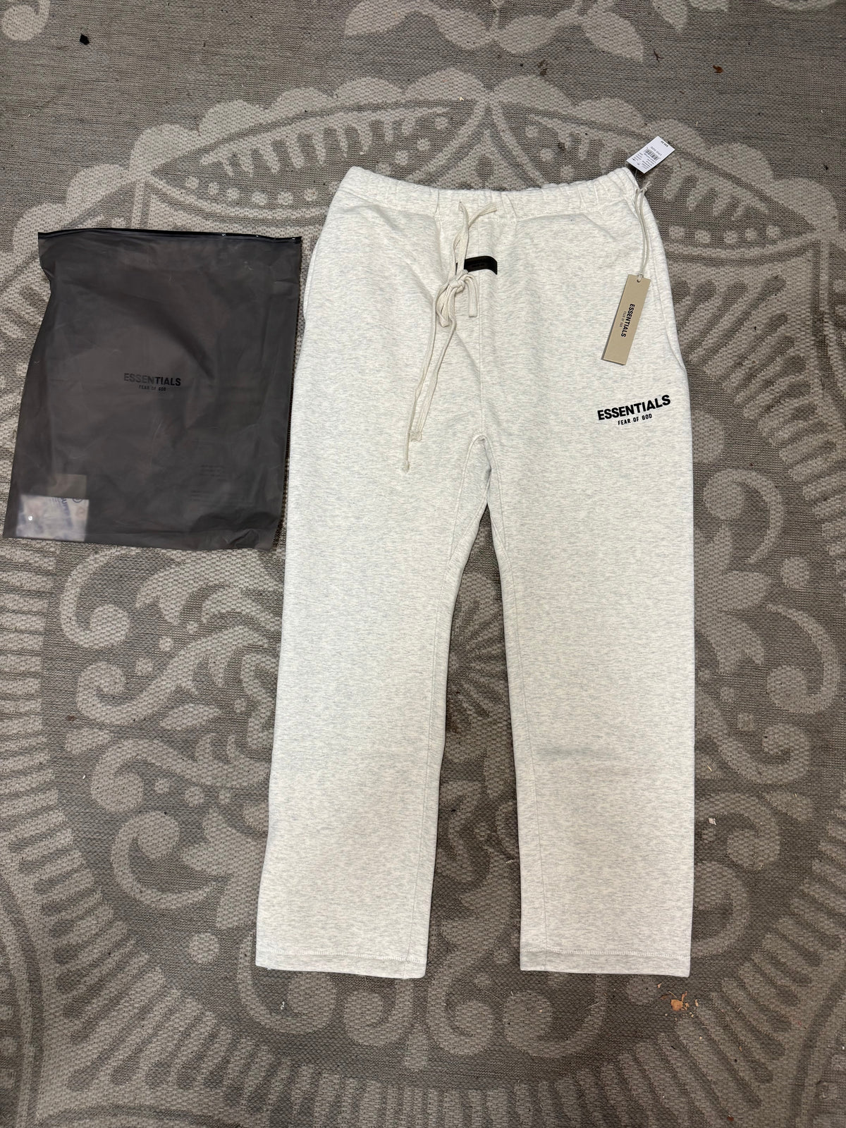 UNCUFFED Ess Sweats